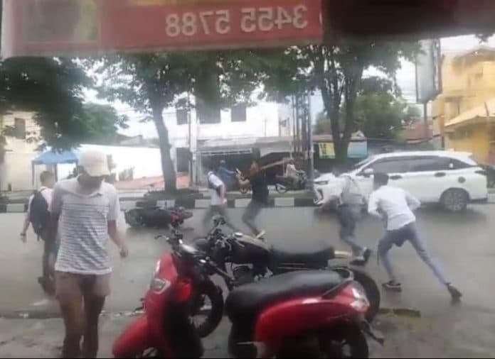 pelajar_sma_tawuran_di_jalan_sisingamangaraja_medan_2_luka_luka