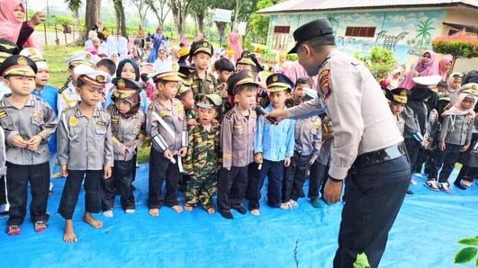 pelajar_tk_it_al_ihya_sei_suka_diperkenalkan_dengan_berbagai_profesi_pekerjaan