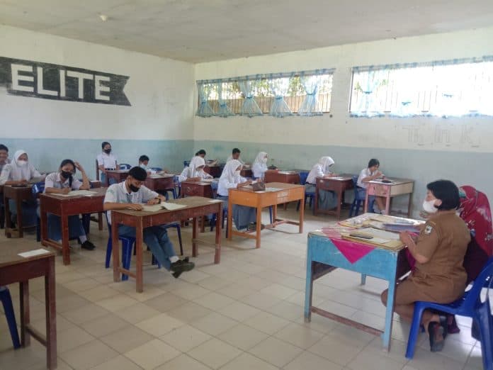 pelaksanaan_ujian_di_sma_negeri_5_pematangsiantar_lancar_dengan_prokes_ketat