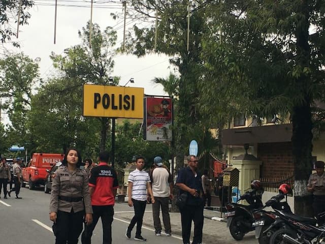 pelaku_bom_bunuh_diri_masuk_ke_mapolrestabes_dikabarkan_pakai_atribut_ojol