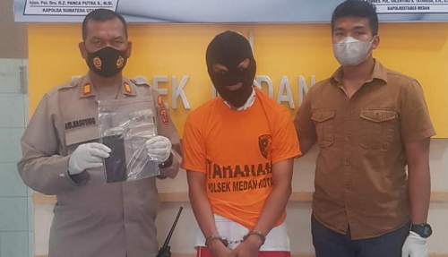 pelaku_gagal_jambret_handphone_setelah_ditendang_warga