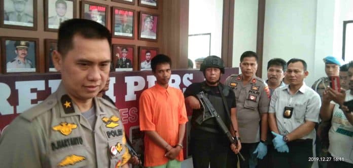 pelaku_pembunuh_sopir_angkot_diringkus_di_rumah_ibu_angkat