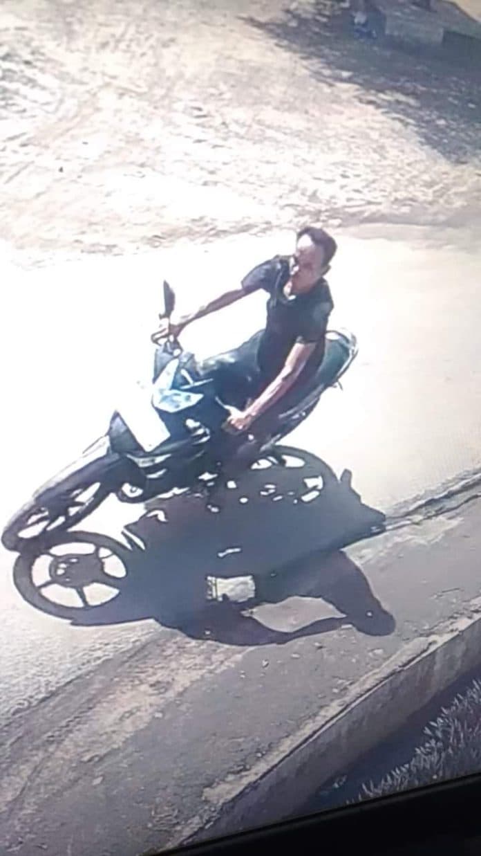 pelaku_pencurian_sepeda_motor_di_galang_terekam_kamera_cctv