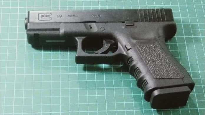 pelaku_percobaan_penembakan_bos_showroom_mobil_pakai_senjata_airsoft_glock_19