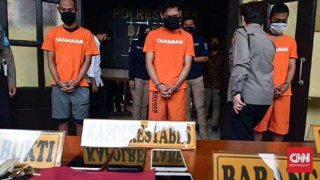 pelaku_prank_sampah_ferdian_paleka_cs_kena_bully_di_sel_tahanan