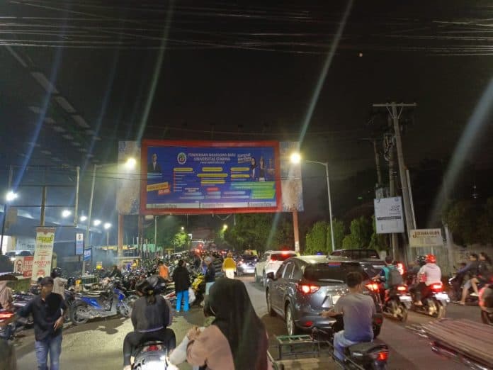 pelanggan_mall_suzuya_parkir_di_badan_jalan_arus_lalu_lintas_terganggu
