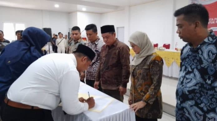 pelantikan_831_pps_pilkada_se_kabupaten_langkat_semrawut_pj_bupati_sempat_ambil_alih_acara
