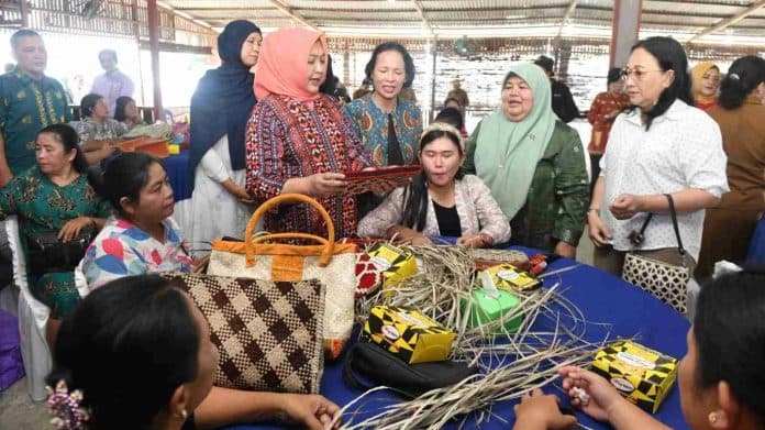 pelatihan_anyaman_di_nias_nawal_lubis_semoga_tumbuh_wirausaha_baru