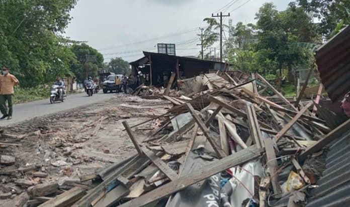 pelebaran_jalan_menuju_exit_tol_kisaran_lapak_pkl_ditertibkan