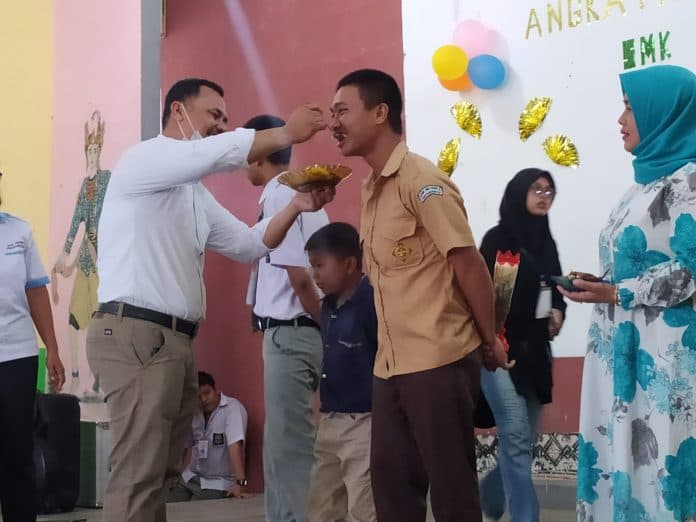 pelepasan_merpati_hingga_makan_nasi_tumpeng_warnai_perpisahan_siswa_smk_negeri_2_siantar
