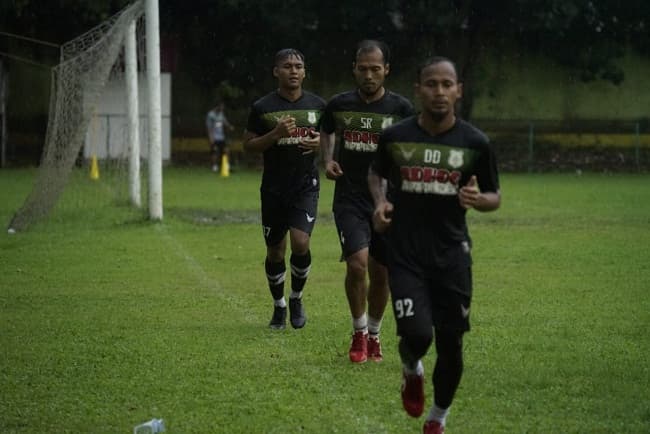 pemain_psms_latihan_fisik_di_bawah_guyuran_hujan