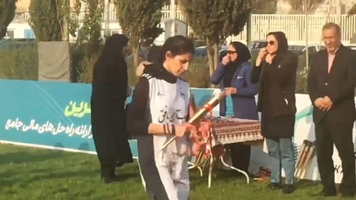 pemanah_iran_bergabung_dengan_atlet_lain_ikut_protes_anti_pemerintah