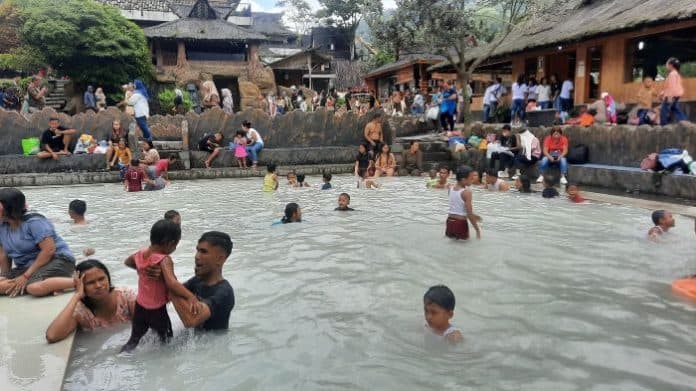 pemandian_alam_air_panas_pariban_rekreasi_keluarga_primadona_saat_libur_lebaran