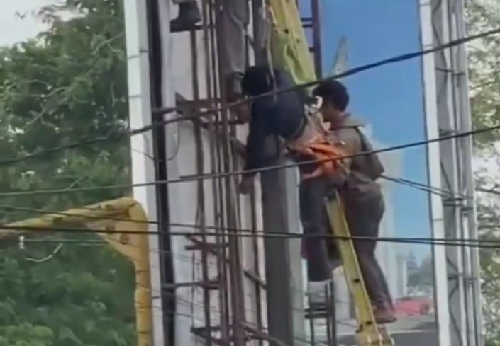 pemasang_spanduk_di_tiang_reklame_di_medan_tersengat_listrik