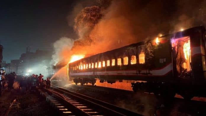 pembakaran_kereta_api_jelang_pemilu_di_bangladesh_tewaskan_4_orang