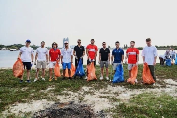 pembalap_formula_e_bersihkan_sampah_di_pantai_ancol