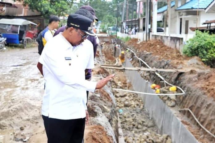 pembangunan_drainase_di_perdagangan_capai_rp_19_miliar_wabup_perhatikan_elevasi_menentukan_kemiringan