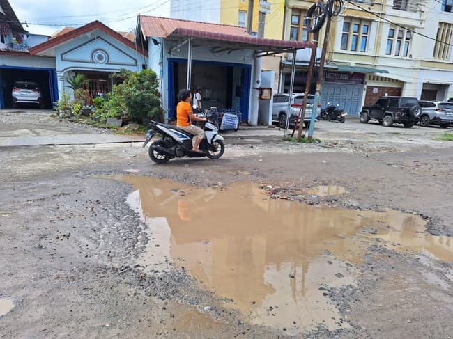 pembangunan_jalan_kereta_api_layang_akibatkan_kerusakan_jalan_di_medan