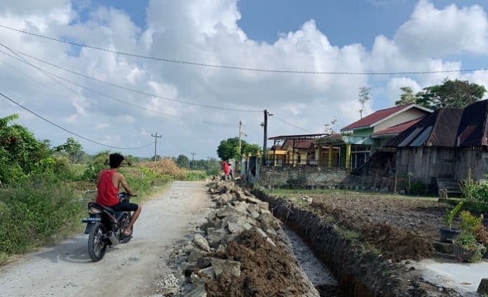 pembangunan_peningkatan_jalan_tigabolon_bahalgajah_mulai_dikerjakan