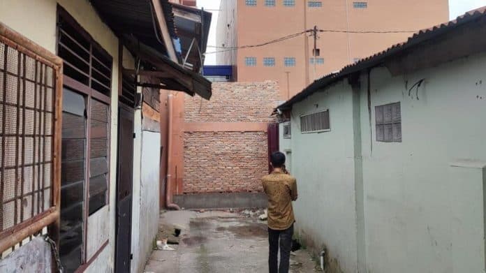 pembangunan_tembok_di_gang_abadi_medan_dihentikan_warga_sebut_tak_miliki_izin