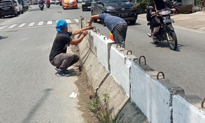 pembatas_jalan_dicat_dishub_siantar_akan_pasang_plang_jam_operasi_perparkiran
