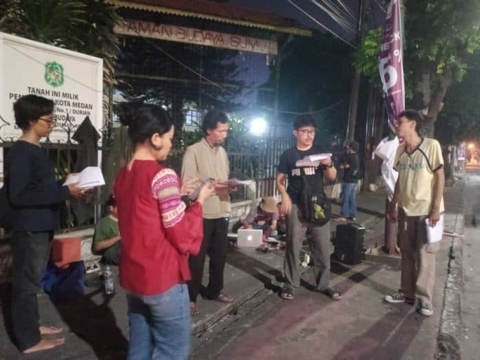 pembatasan_aktivitas_di_taman_budaya_medan_para_seniman_latihan_di_trotoar