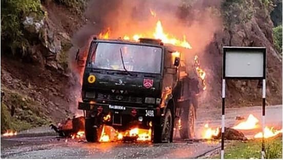 pemberontak_lempar_granat_ke_truk_tentara_india_di_kashmir_5_personel_tewas