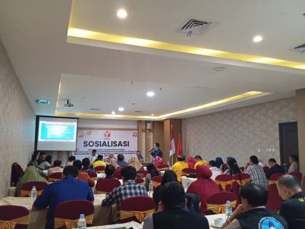 pembersihan_poster_bakal_calon_di_pepohonan_kebijakan_kepala_daerah