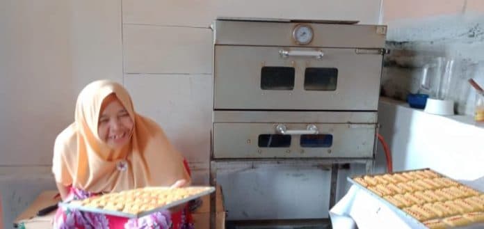 pembuat_kue_kering_tahun_baru_berharap_peruntungan_di_tengah_pademi