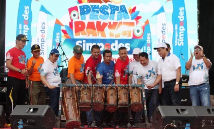 pembukaan_ditandai_pemukulan_gondang_pesta_rakyat_bri_diramaikan_40_tenan_umkm