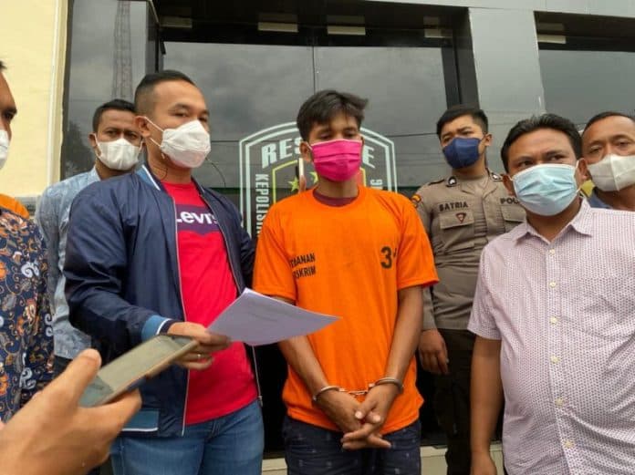 pembunuh_abang_kandung_di_deli_serdang_menyerahkan_diri_ke_polsek_talun_kenas