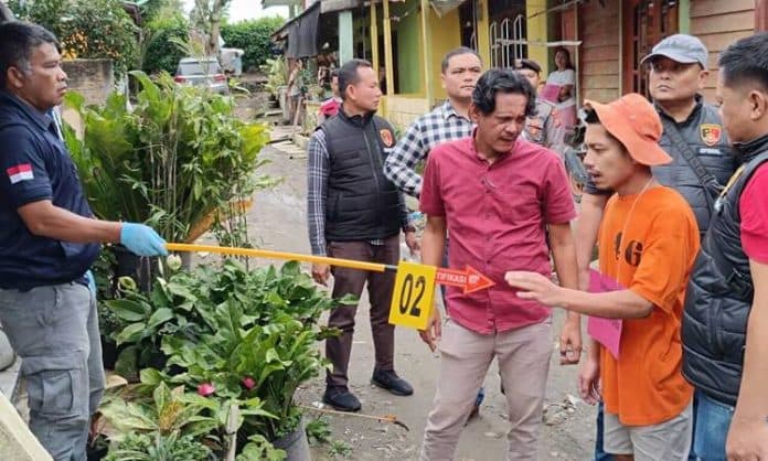pembunuhan_eks_wartawan_di_karo_tersangka_peragakan_14_adegan