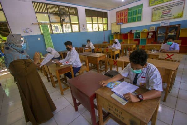 pemda_diminta_tak_langsung_buka_pembelajaran_tatap_muka_di_sekolah