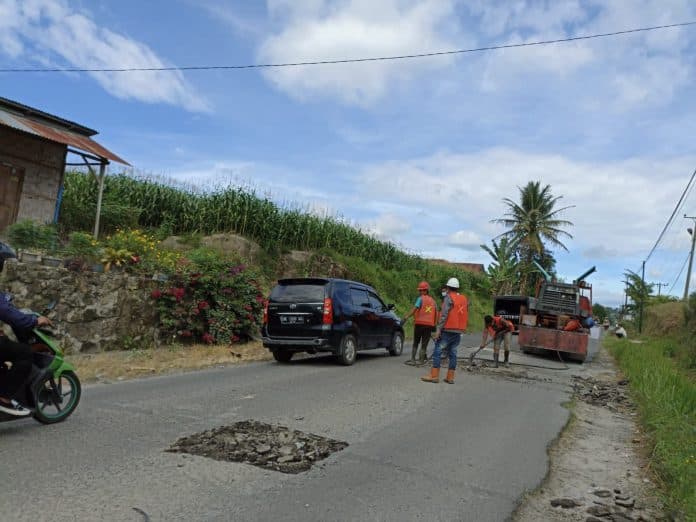 pemeliharaan_jalan_sidamanik_simalungun_lubang_yang_menganga_ditambal