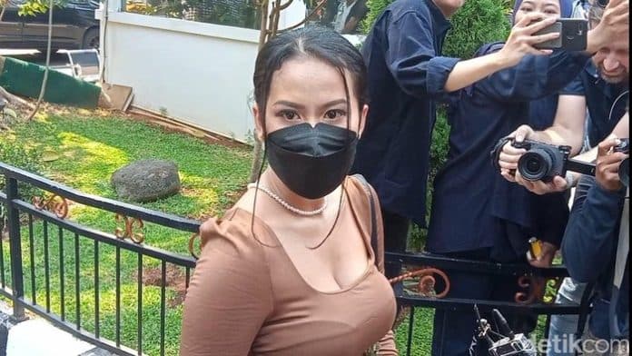 pemeran_film_porno_penuhi_panggilan_penyidik_siskaee_amat_sangat_siap