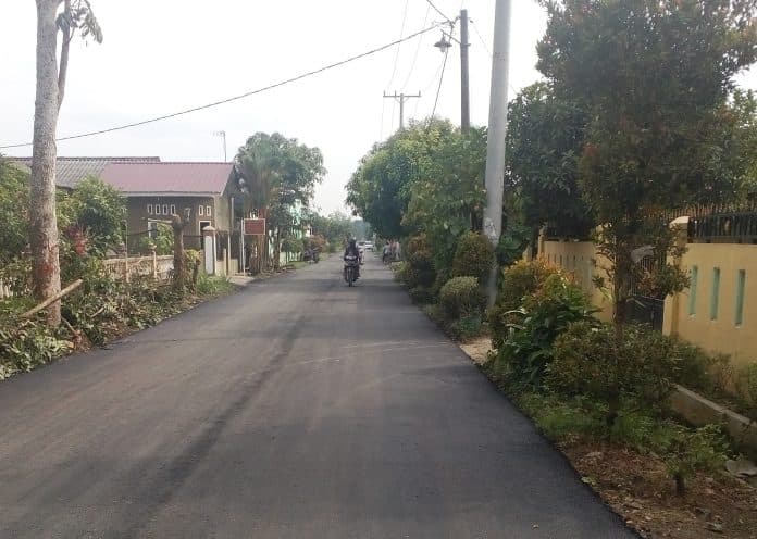 pemerintah_aspal_hotmix_jalan_kompleks_griya_bulian_permai