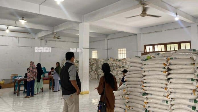 pemerintah_berikan_bantuan_beras_ke_masyarakat_prasejahtera_di_medan