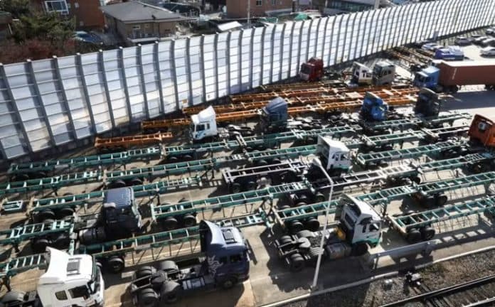 pemerintah_korea_selatan_akan_perintahkan_lebih_banyak_pengemudi_truk_untuk_kembali_bekerja