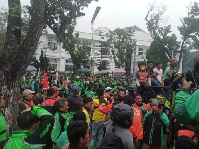 pemilik_aplikasi_gojek_merugikan_puluhan_driver_ojek_online_padati_kantor_gubernur_sumut