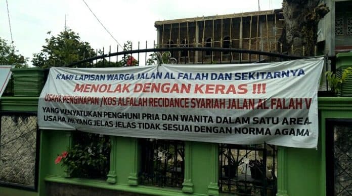 pemilik_penginapan_kecewa_camat_medan_timur_belum_tertibkan_spanduk_liar