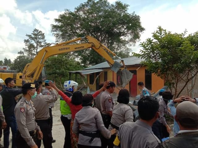 pemilik_rumah_tangis_histeris_2_rumah_dieksekusi_60_polisi_turun_mengamankan