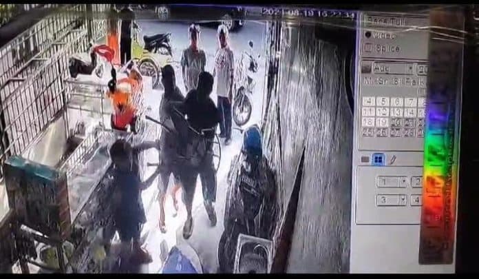 pemilik_toko_pakaian_di_medan_dianiaya_pelaku_pungli