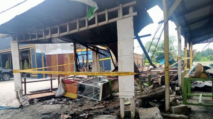 pemilik_warung_es_kelapa_menduga_warungnya_dibakar