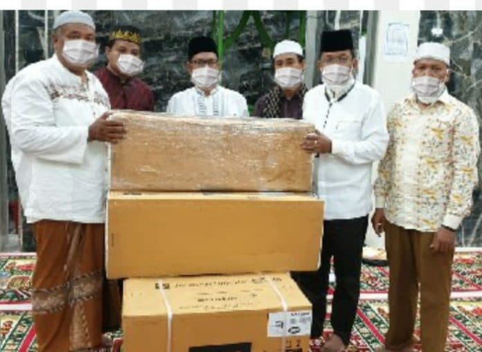 pemkab_batu_bara_berikan_ac_dan_uang_rp5_juta_ke_bkm_masjid_al_fatah