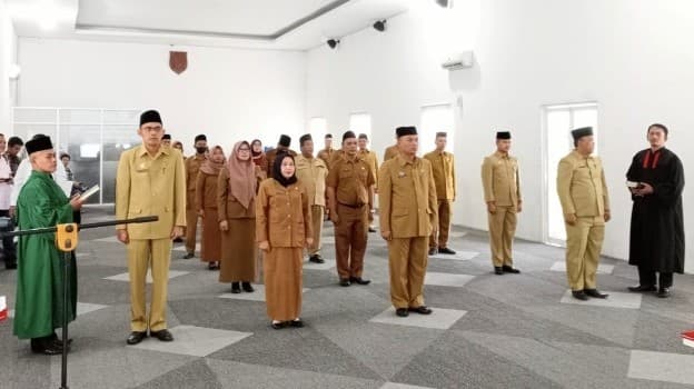 pemkab_batu_bara_lantik_13_pejabat_eselon_iii_dan_6_eselon_iv