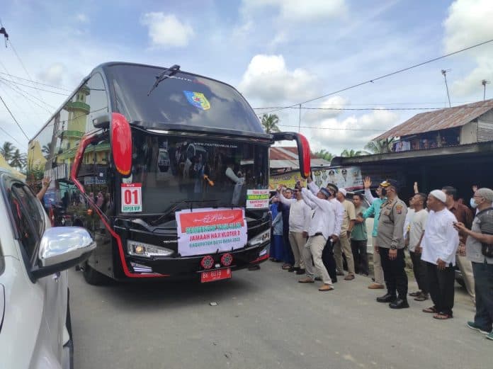 pemkab_batu_bara_lepas_keberangkatan_130_calhaj