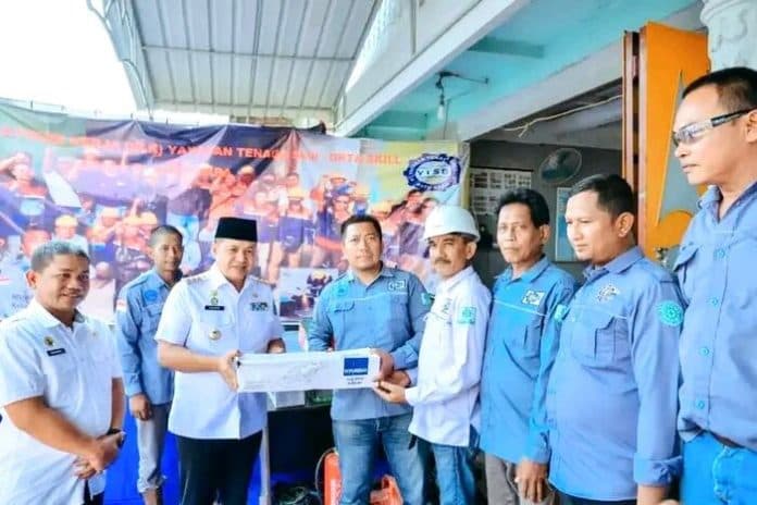 pemkab_batu_bara_serahkan_bantuan_ke_lembaga_pelatihan_keterampilan_anak_anak_muda