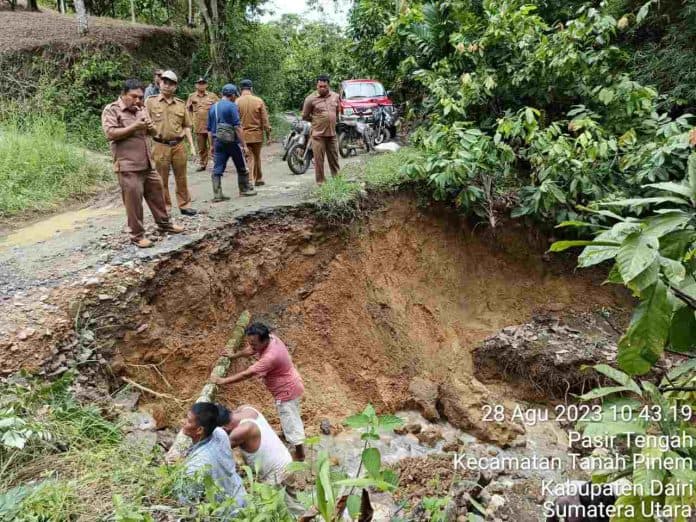 pemkab_dairi_gerak_cepat_tangani_banjir_bandang_di_desa_pamah
