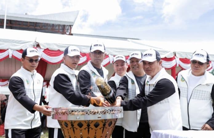 pemkab_dairi_sambut_dan_lepas_kirab_obor_api_pon_xxi_aceh_sumut