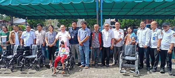 pemkab_dairi_serahkan_bantuan_kemensos_untuk_penyandang_disabilitas
